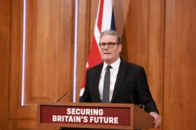 Británie zpřísňuje migrační pravidla, Starmer varoval před „ostrovem cizinců“ Británie zpřísňuje migrační pravidla, Starmer varoval před „ostrovem cizinců“