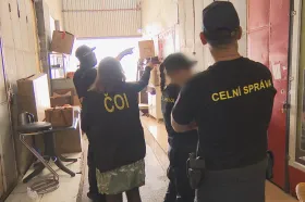 Celníci zasahovali v pražské tržnici SAPA, zabavili tisíce padělků Celníci zasahovali v pražské tržnici SAPA, zabavili tisíce padělků