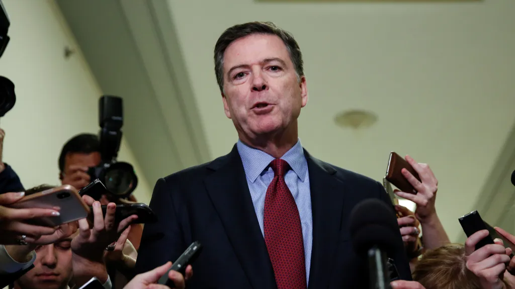 Exšéfa FBI Comeyho vyšetřují pro podezření z výzvy k atentátu na Trumpa