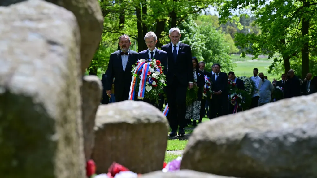 Lhostejnost otevírá dveře násilí, zdůraznil při pietě v Letech šéf Senátu Lhostejnost otevírá dveře násilí, zdůraznil při pietě v Letech šéf Senátu