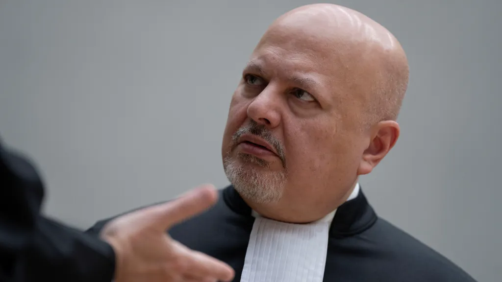 Prokurátor ICC Khan dočasně odstoupil z funkce, čelí podezření ze sexuálních deliktů Prokurátor ICC Khan dočasně odstoupil z funkce, čelí podezření ze sexuálních deliktů
