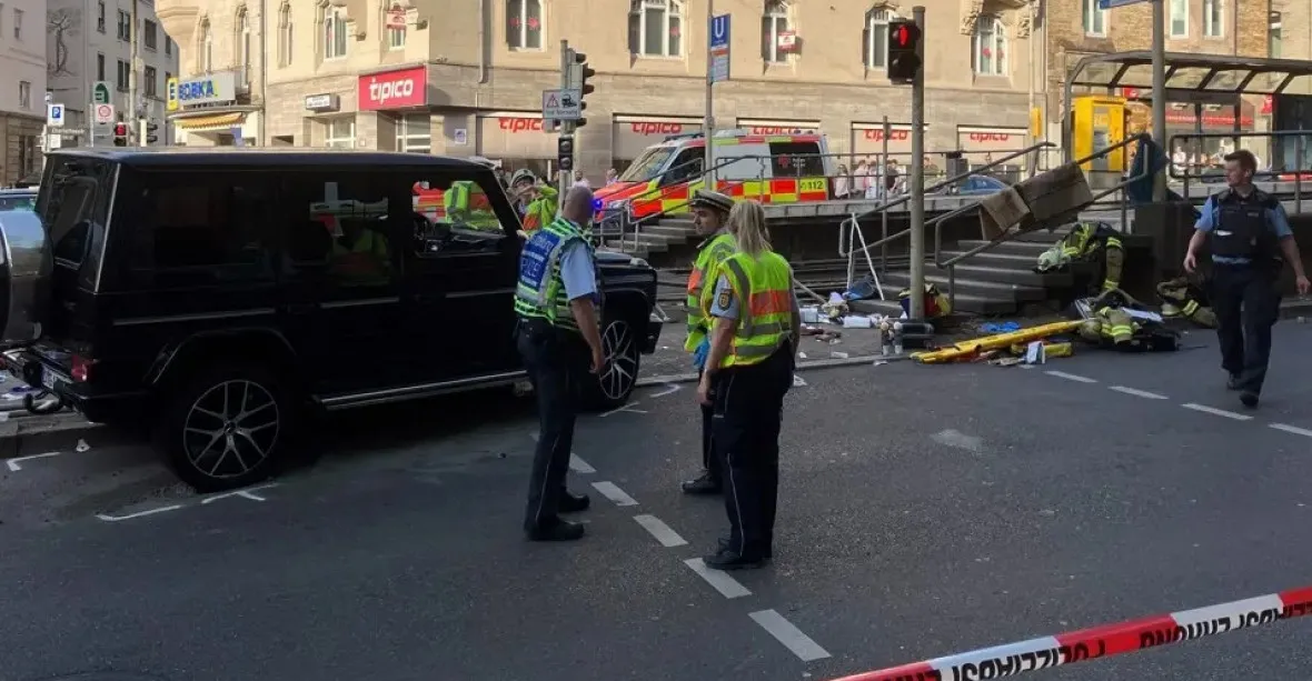 V centru Stuttgartu najelo auto do skupiny lidí, na místě jsou zranění V centru Stuttgartu najelo auto do skupiny lidí, na místě jsou zranění