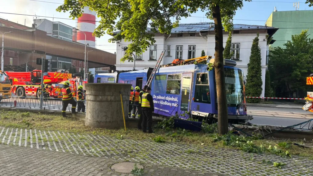 V Ostravě vykolejila tramvaj, zastavila až na chodníku o strom V Ostravě vykolejila tramvaj, zastavila až na chodníku o strom