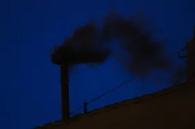 Ze Sixtinské kaple vyšel černý kouř, volba papeže bude pokračovat Ze Sixtinské kaple vyšel černý kouř, volba papeže bude pokračovat